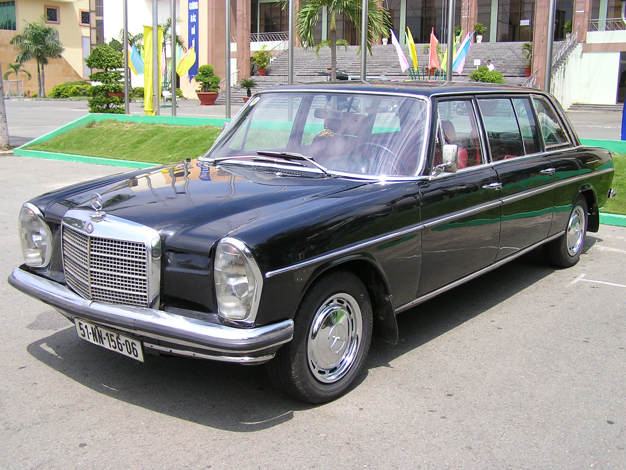 Trải nghiệm quá khứ ngọt ngào trên Mercedes-Benz Limousine 230E 1969