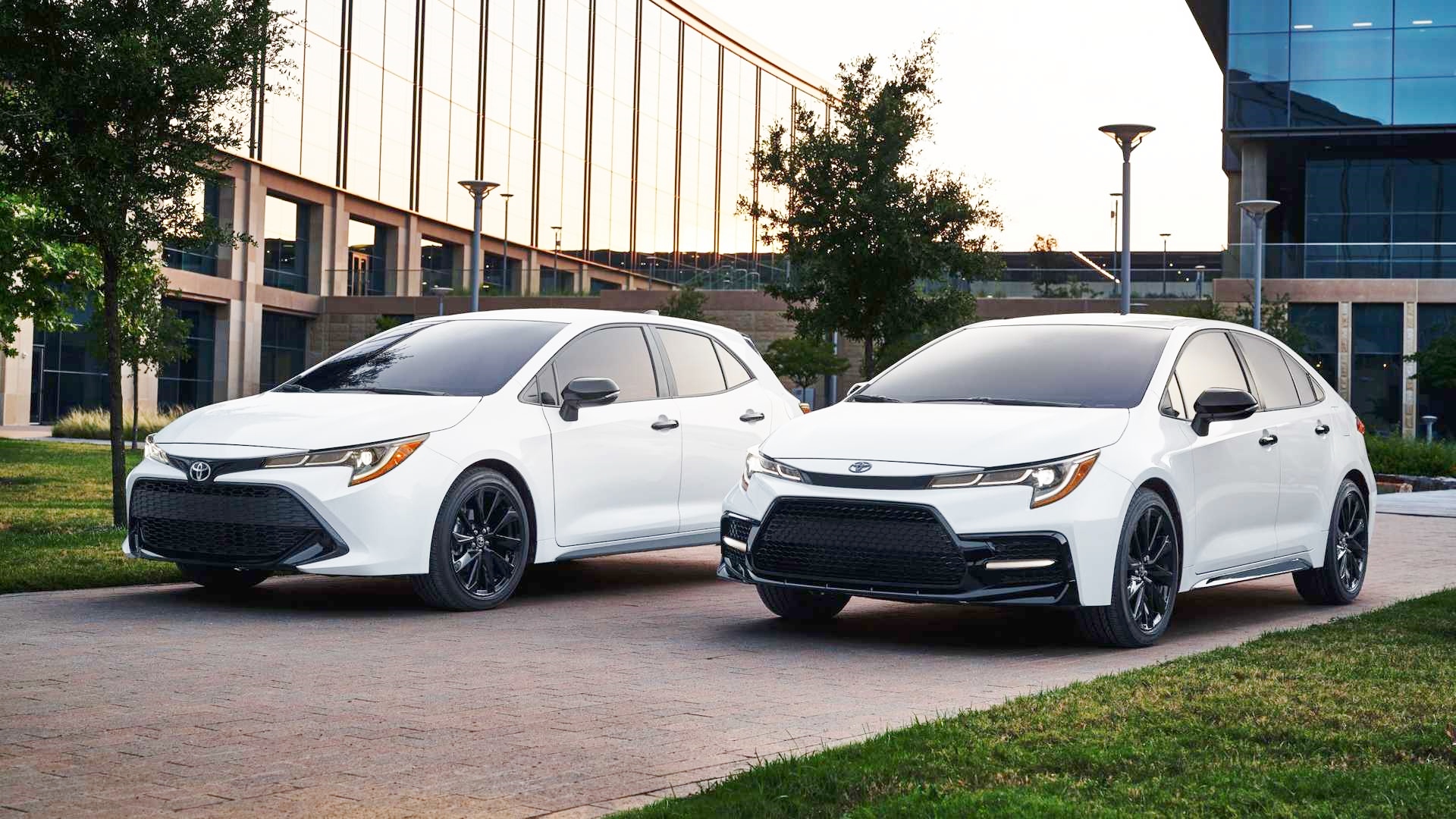 Toyota thêm phiên bản Nightshade Edition cho bộ đôi Corolla 2020