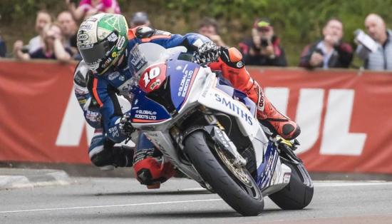 bmw-hp4-dien-cuong-tren-duong-dua-isle-of-man-tt-2017-peter-hickman-anh