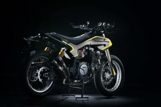 valentino-rossi-yamaha-xjr1300-do-flat-tracker-anh2