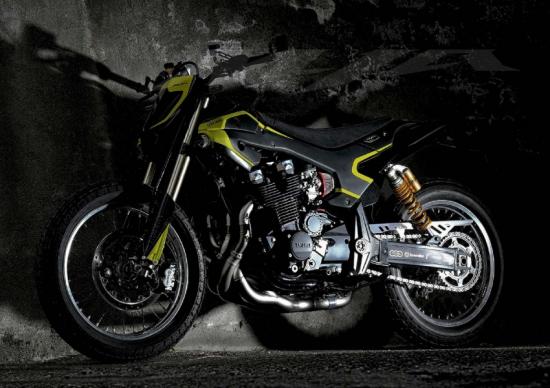 valentino-rossi-yamaha-xjr1300-do-flat-tracker-anh3