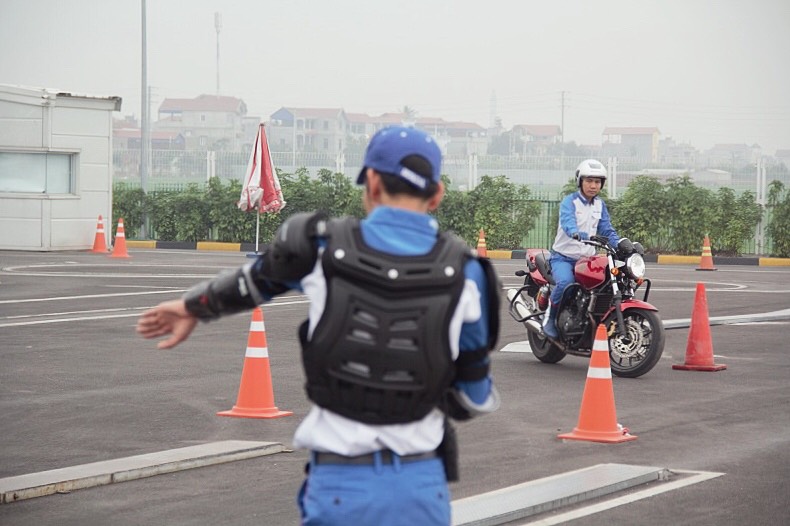 biker-ha-noi-bo-tui-du-chieu-dieu-khien-moto-cua-honda-viet-nam-anh15