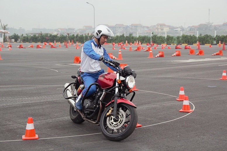 biker-ha-noi-bo-tui-du-chieu-dieu-khien-moto-cua-honda-viet-nam-anh14