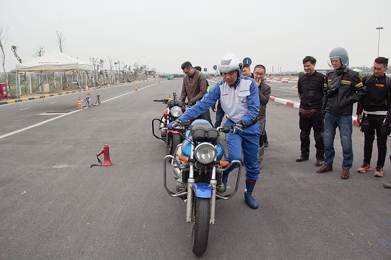 biker-ha-noi-bo-tui-du-chieu-dieu-khien-moto-cua-honda-viet-nam-anh7