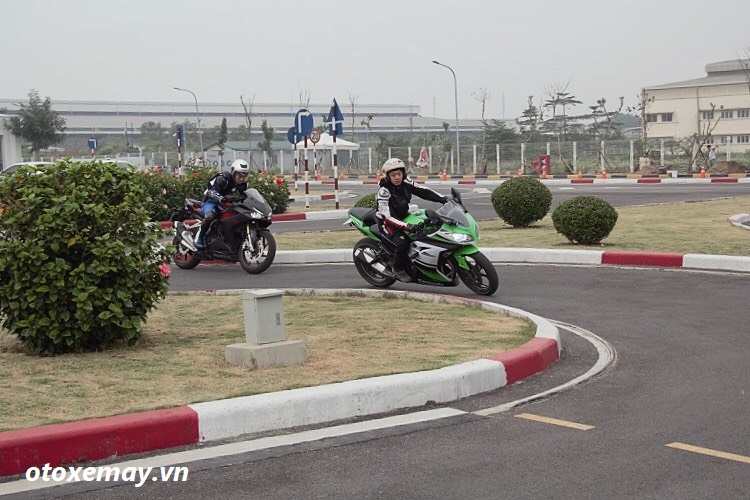 biker-ha-noi-bo-tui-du-chieu-dieu-khien-moto-cua-honda-viet-nam-anh18