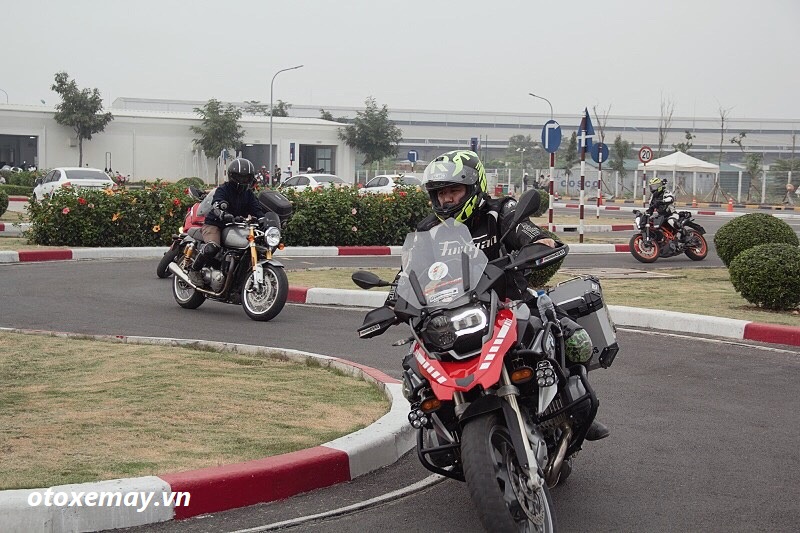 biker-ha-noi-bo-tui-du-chieu-dieu-khien-moto-cua-honda-viet-nam-anh19