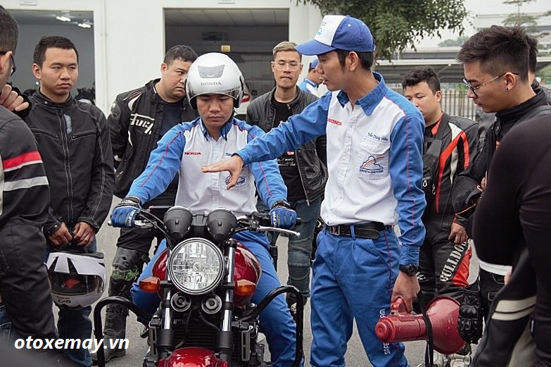 biker-ha-noi-bo-tui-du-chieu-dieu-khien-moto-cua-honda-viet-nam-anh8