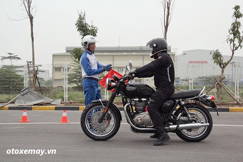 biker-ha-noi-bo-tui-du-chieu-dieu-khien-moto-cua-honda-viet-nam-anh10