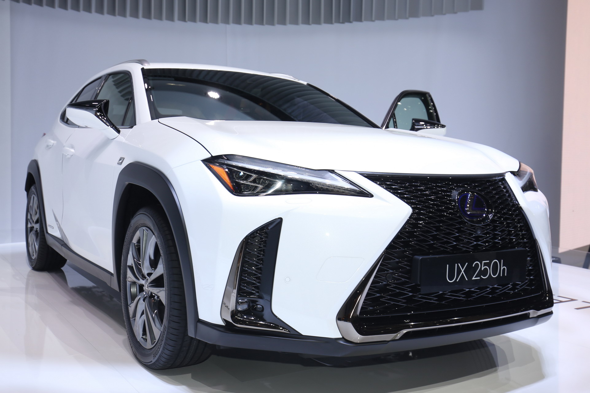 Ảnh thực tế xe sang đô thị Lexus UX ra mắt tại Geneva Motor Show 2018