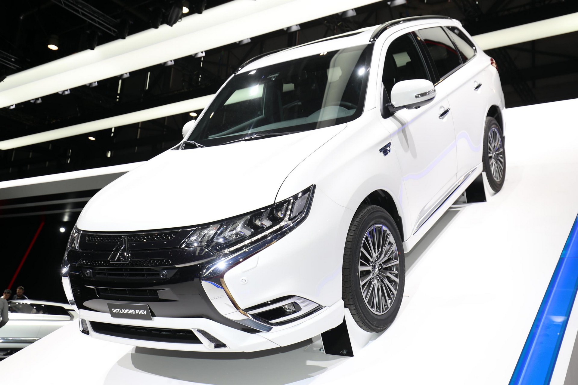 Mitsubishi Outlander PHEV mạnh mẽ hơn với động cơ 2.4L